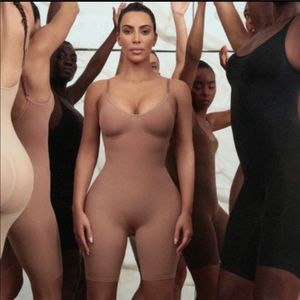 New SKIMS Sculpting Bodysuit Mid Thigh S/M Ochre